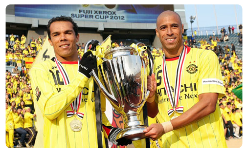 Jorge Wagner et Leandro Domingues ici avec la Supercoupe, éléments clés des Reysol Kashiwa Reysol