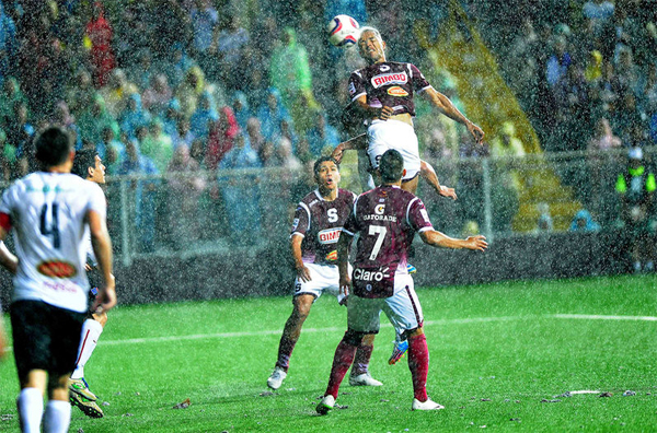 Hanzell Aráuz décolle, Saprissa chavire